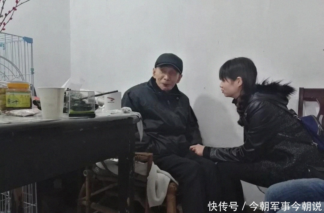 坦克|隐姓埋名71年抗战老兵因小物件曝光身份,部队出动6辆坦克迎接