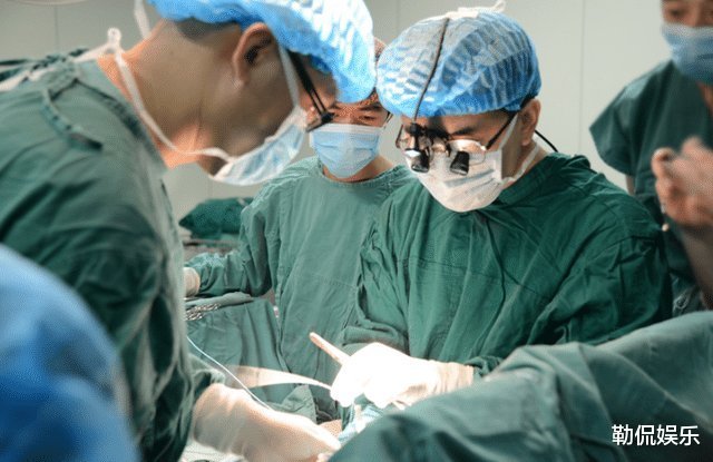 出产房|产妇偷偷给医生塞了一张小纸条,医生看完后,泪目了