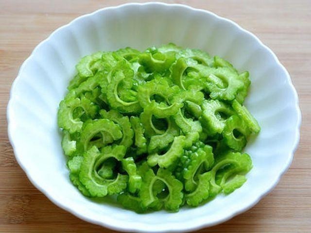 降血糖|苦瓜里加点“料”,连吃一周,血糖一降再降,并发症也消失了