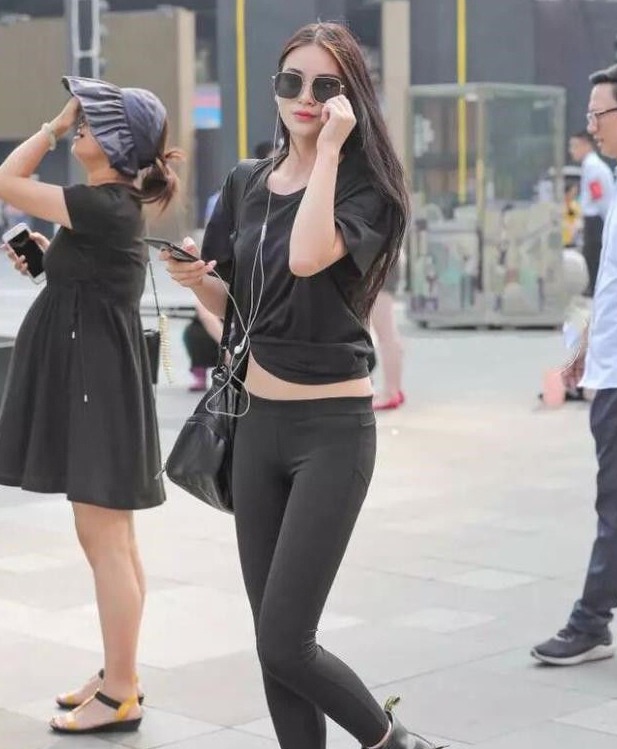 百搭 柔美娇俏的打底裤美女，潮流百搭很有型，优雅迷人