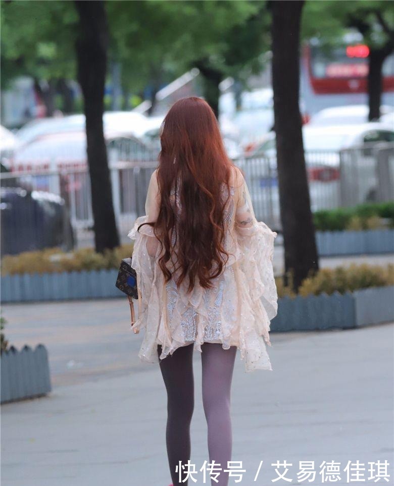 出众|街拍:气质出众的美女,随意穿搭都吸引眼球