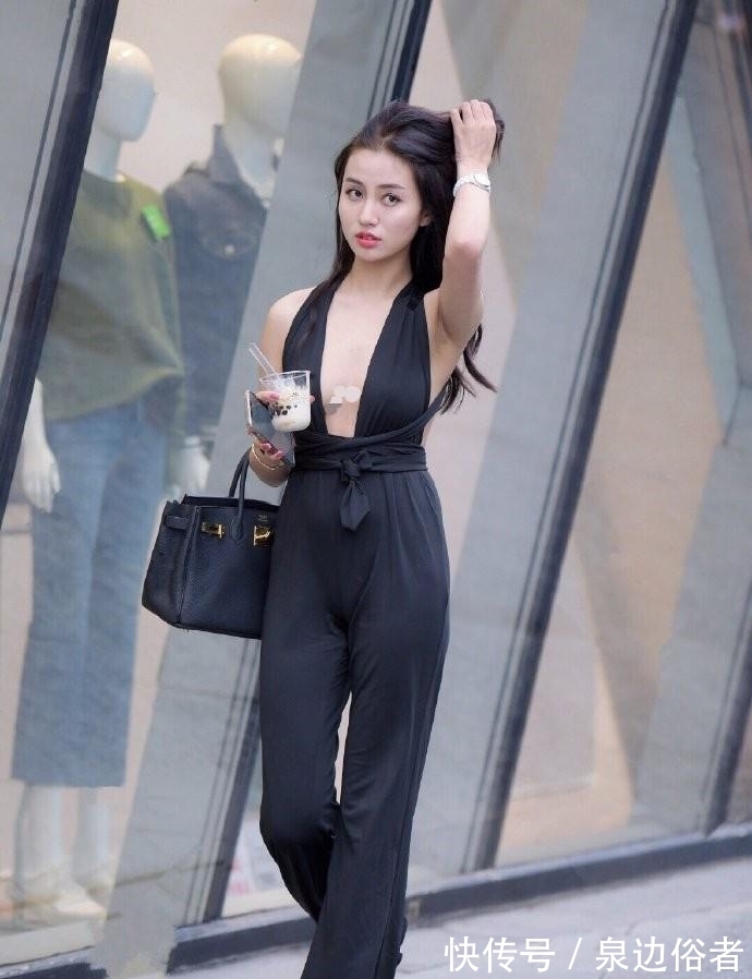 美女|美女只穿连体裤,越热越放得开,但是不嫌麻烦吗?