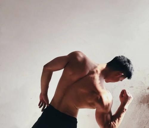 大帅哥|26岁小鲜肉练成肌肉型男，8块腹肌大胸肌，是否让你心花怒放？