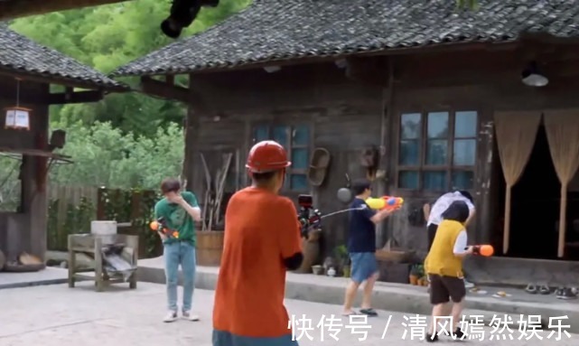 黄渤|张艺兴录制节目受欺负被黄磊追着打，被黄渤泼水，头发全湿透！