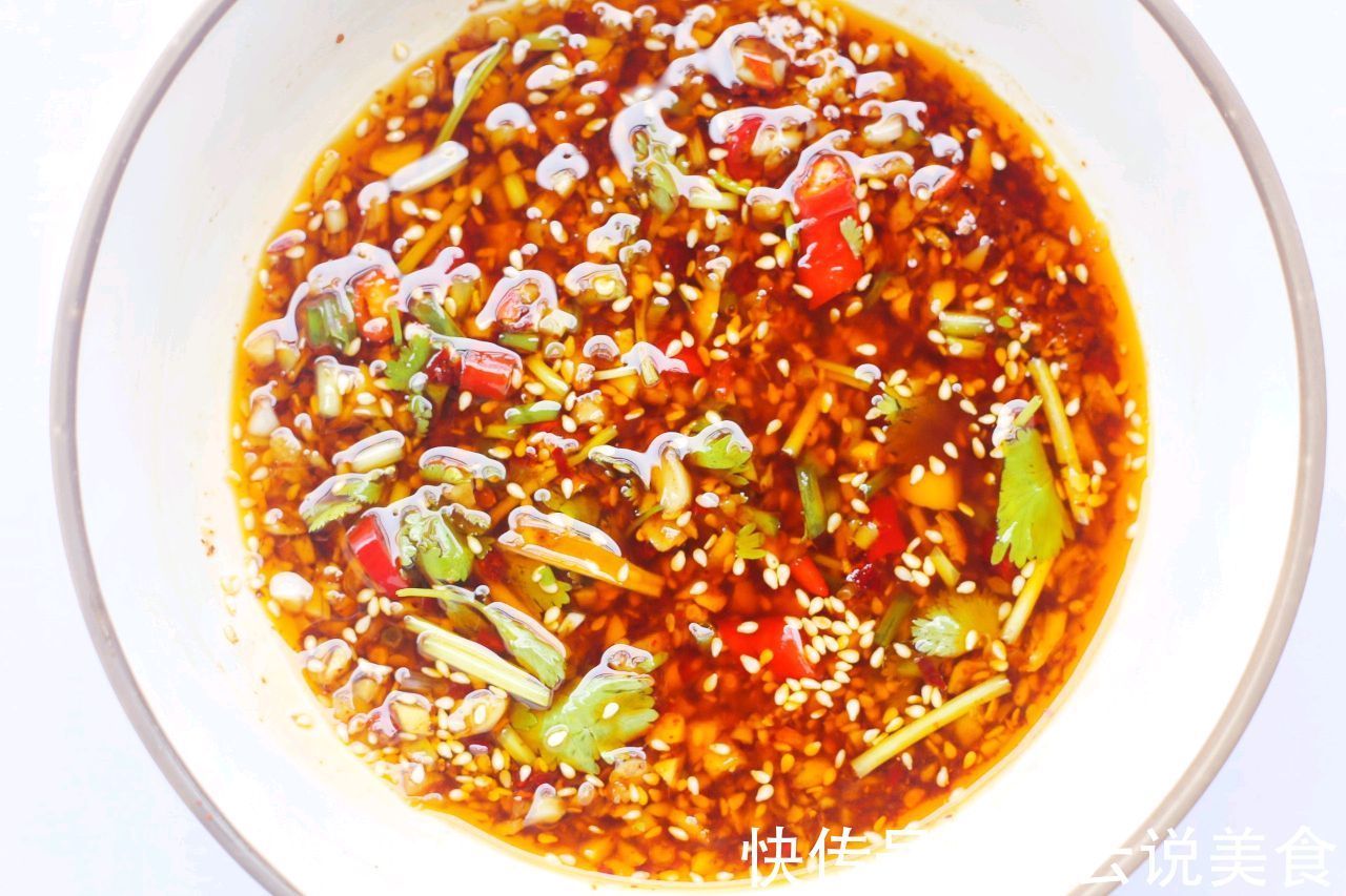 自制辣椒酱，拌凉菜通用，做法简单，鲜香可口，真实用