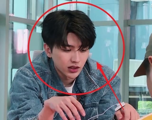 蔡徐坤|跑男9蔡徐坤被迫成沙溢儿子，谁在意他的表情？是否介意很显然