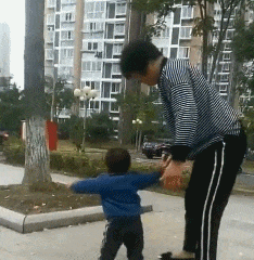 |搞笑GIF:只见过扫帚可以这样玩,没想到铁锹也可以