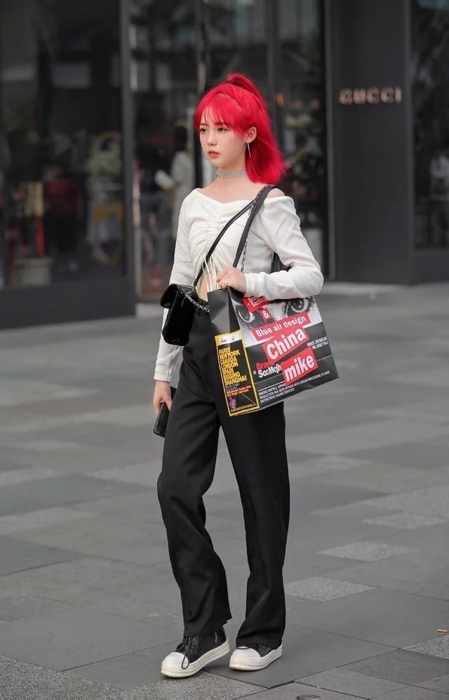 小姐姐|街拍:小姐姐身穿无袖的连衣裙,看上去十分的有质感