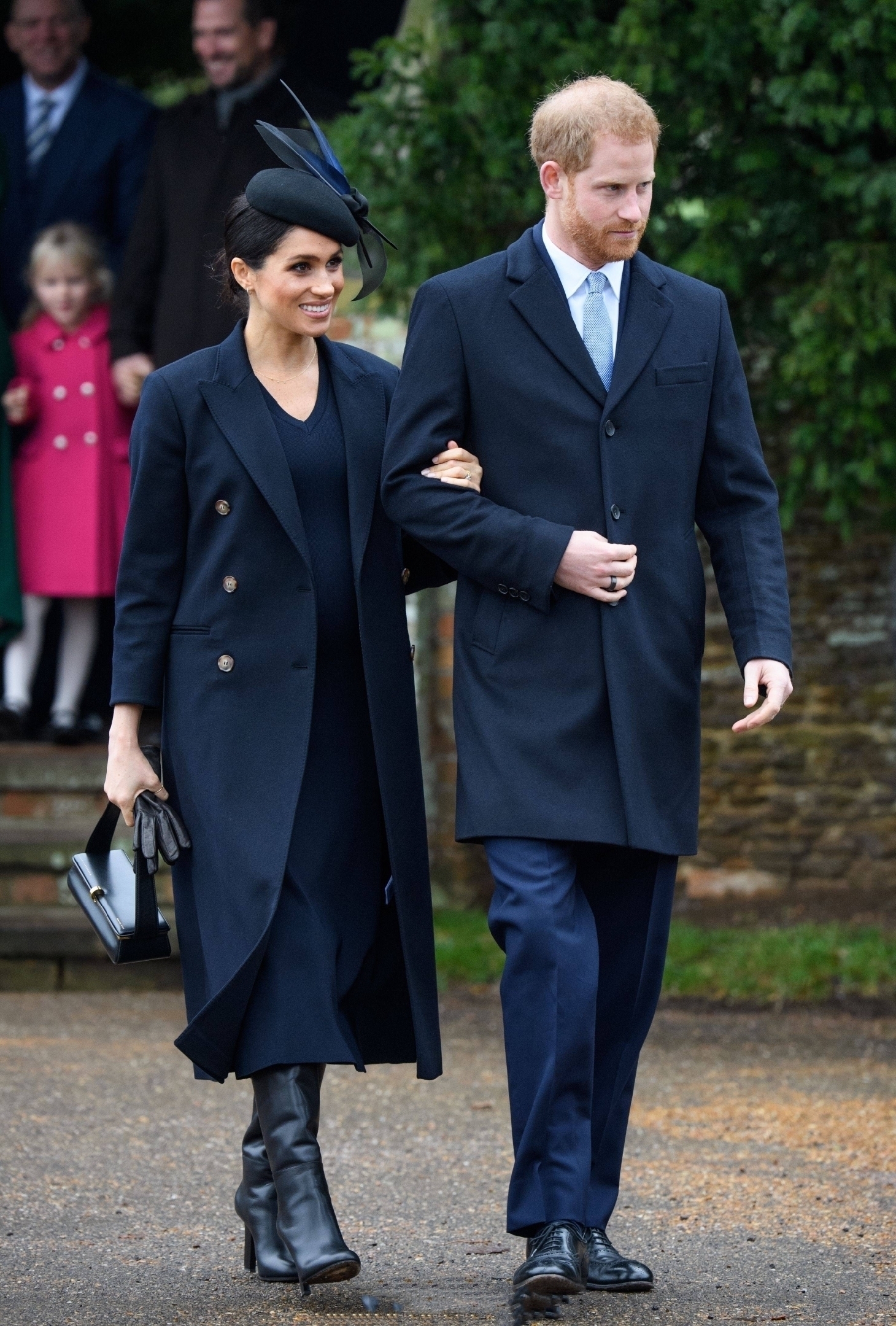 梅根 圣诞凯特再穿红衣实力碾压梅根蓝装,查尔斯形单影只却不见卡米拉