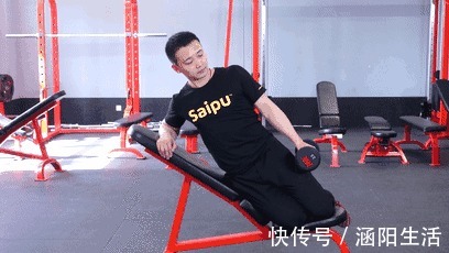 哑铃|如何锻炼出宽厚肩膀,需要调整哑铃侧平举,有效刺激三角肌中束