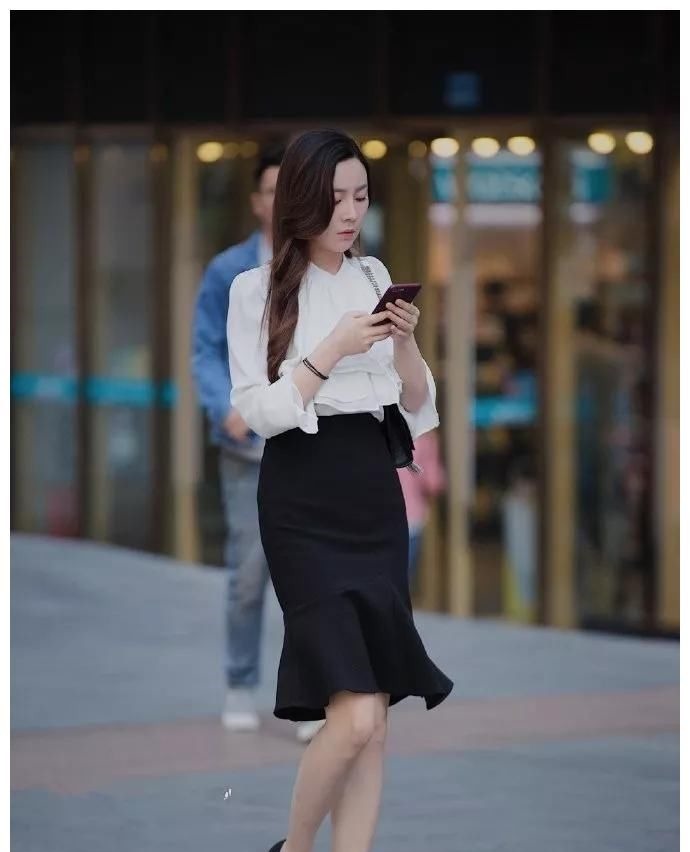 小姐姐 女神脚上搭配上一双黑色的尖头高跟鞋,让她看上去更加的有女人味