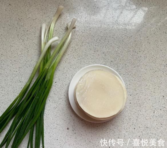 葱油饼|饺子皮吃出新花样，10分钟的快手早餐，香酥脆，好吃极了