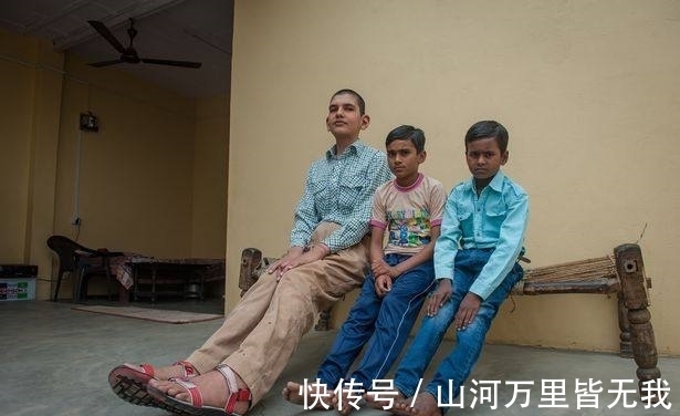 镜报|8岁男孩身高1.98米,刚出生便打破两项纪录,希望继续长高