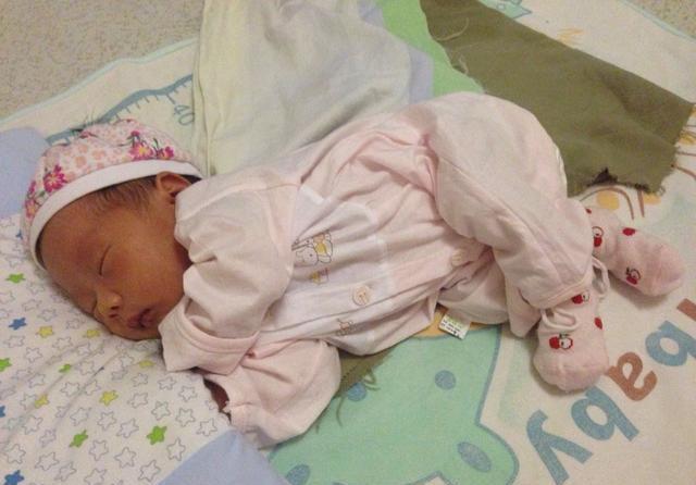 婴儿|双胞胎一个经常抱,一个经常躺,哪个发育更健康?有科学依据