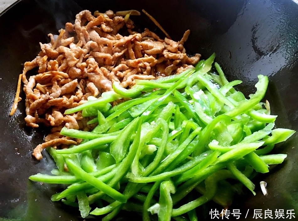 青椒炒肉丝时，学会两个小技巧，青椒脆嫩，肉丝美味