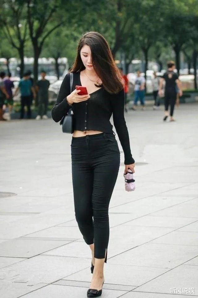 身材纤瘦的女人们穿衣打扮，总有拉风的亮点，精致又显年轻