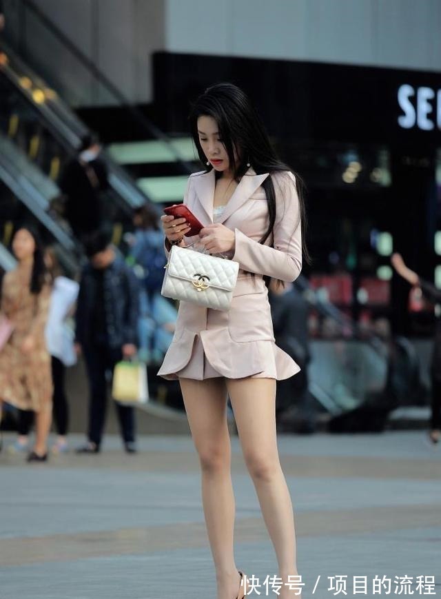 正装 姐姐的穿搭很刻意,西装外套掩盖了短裙的光辉,略显精致!