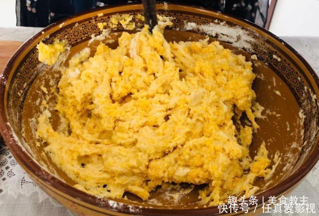 蛋糕|教你做玉米面发糕,用筷子拌一拌,上锅蒸一蒸,比蛋糕还要好吃