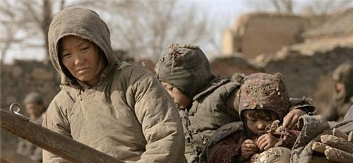 古代饥荒时,为何那些流民宁愿啃树皮也不愿下河捞鱼?答案很简单