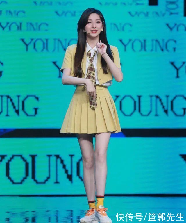 走红|12强赛来了，“央视第一美女”再次走红，曾主持多档足球类节目