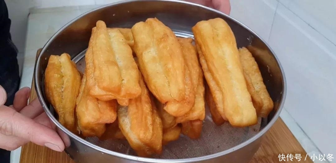 鸡蛋|1个鸡蛋,1袋牛奶,不用一滴水,在家自制小油条,比小麻花还好吃