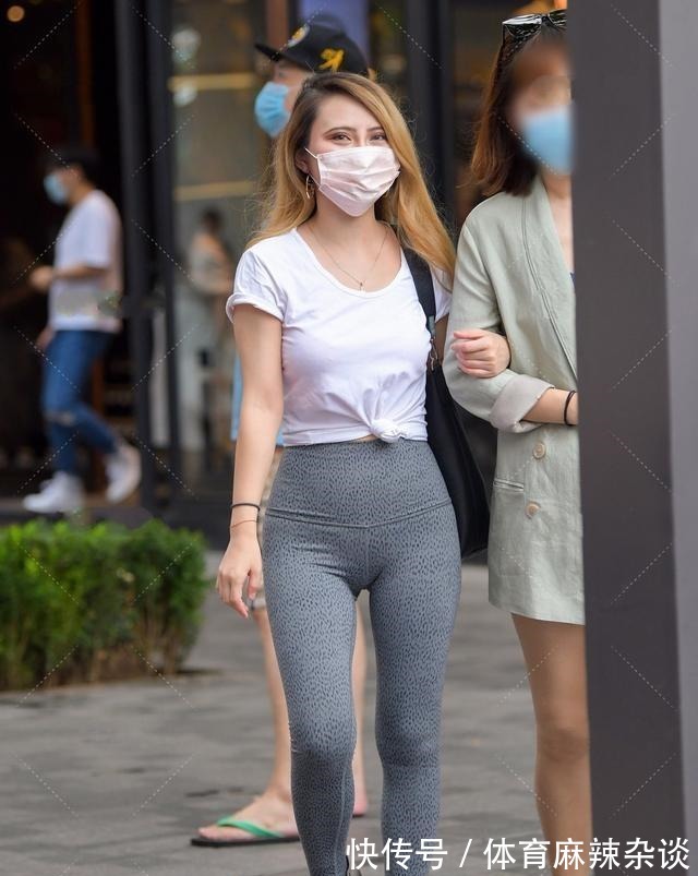 紧身裤 瘦中有“肉”的打底裤美女,选择时髦装扮,简约靓丽!