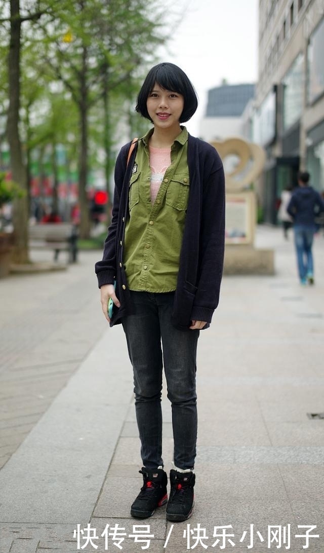 时尚穿搭,小姐姐穿深绿色的针织衫,展现出了曲线感