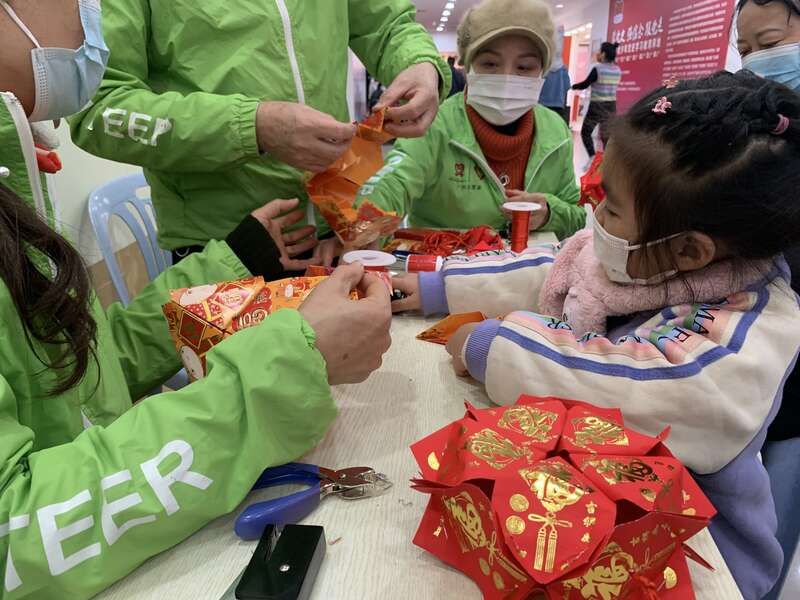 霍启文$学粤剧写挥春舞醒狮 港澳青年留穗过起民俗年