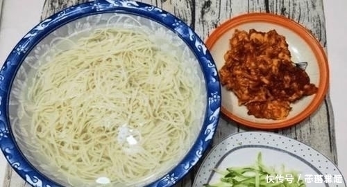 煮面条时，最忌水开下锅，大厨表哥透露“秘诀”，这样面条筋道不坨