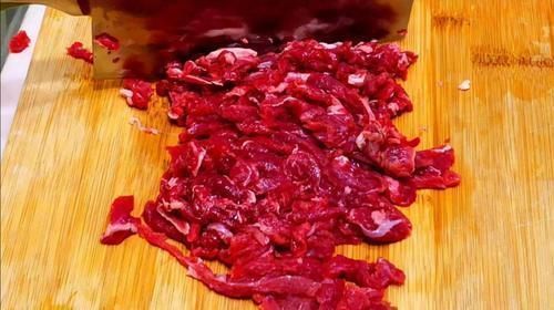 炒了20次牛肉,才知道炒牛肉时,放点“它”,又香又嫩还不腥