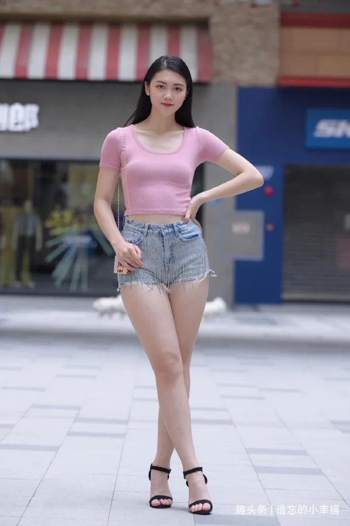 T恤 微胖女生怎么穿好看T恤配牛仔短裤,随性休闲又养眼