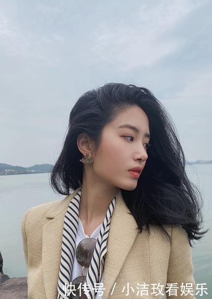 大气|王智颜值高,还非常会穿,低马尾配黑色连衣裙高贵大气,魅力十足