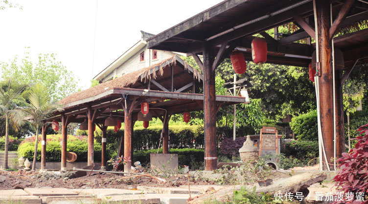 鸿恩寺一座千年的古寺庙，屹立于城市繁华一角，山环水抱，却人迹罕至