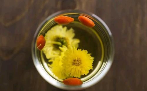 菊花的“黃金搭檔”是它，搭配著泡水喝，眼睛不干澀，肝也變凈了