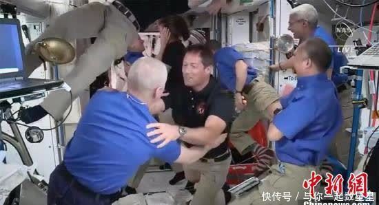 SpaceX载人飞船抵达 宇航员空间站内相拥庆祝