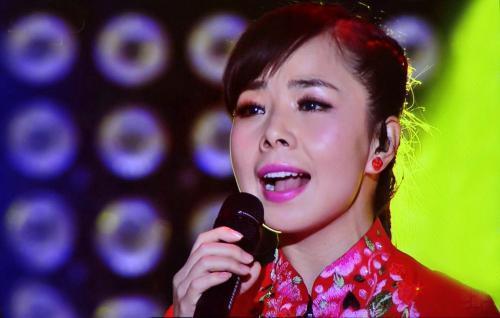 2007年,《星光大道》王二妮風(fēng)光無限,嫁人回農(nóng)村后因何發(fā)文抱怨