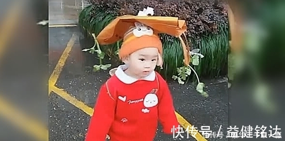 竹篓|雨天宝宝非要出去耍,然后就成了这样,网友:要“登基”啊!