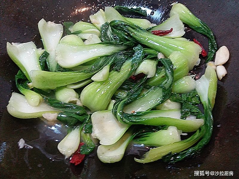 原来炒青菜也有窍门，这么炒色泽翠绿油亮，口感脆爽，简单又营养