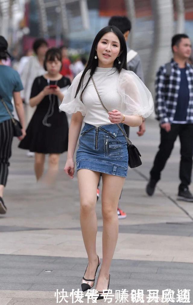 真正懂时尚的女人，牛仔裙往往“碾压”短裤，时髦又不失少女感！