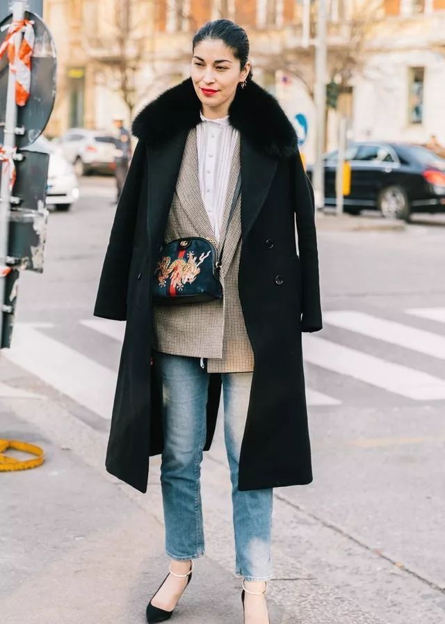 时尚 时尚品味真不错,黑色大衣配灰色卫衣休闲舒适,看上去极其的高级