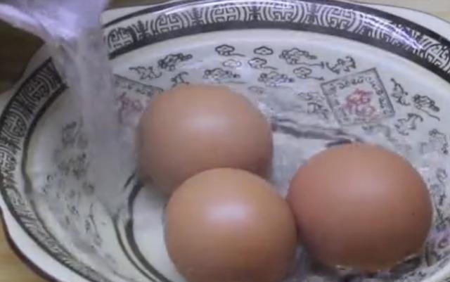 面粉里打3个鸡蛋,不蒸馒头不烙饼,松软香甜,比吃肉还香,解馋