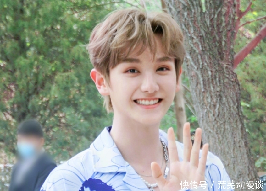 上班图 高卿尘录制《拜冰》路透,看清包里带的东西,难怪中文进步这么快