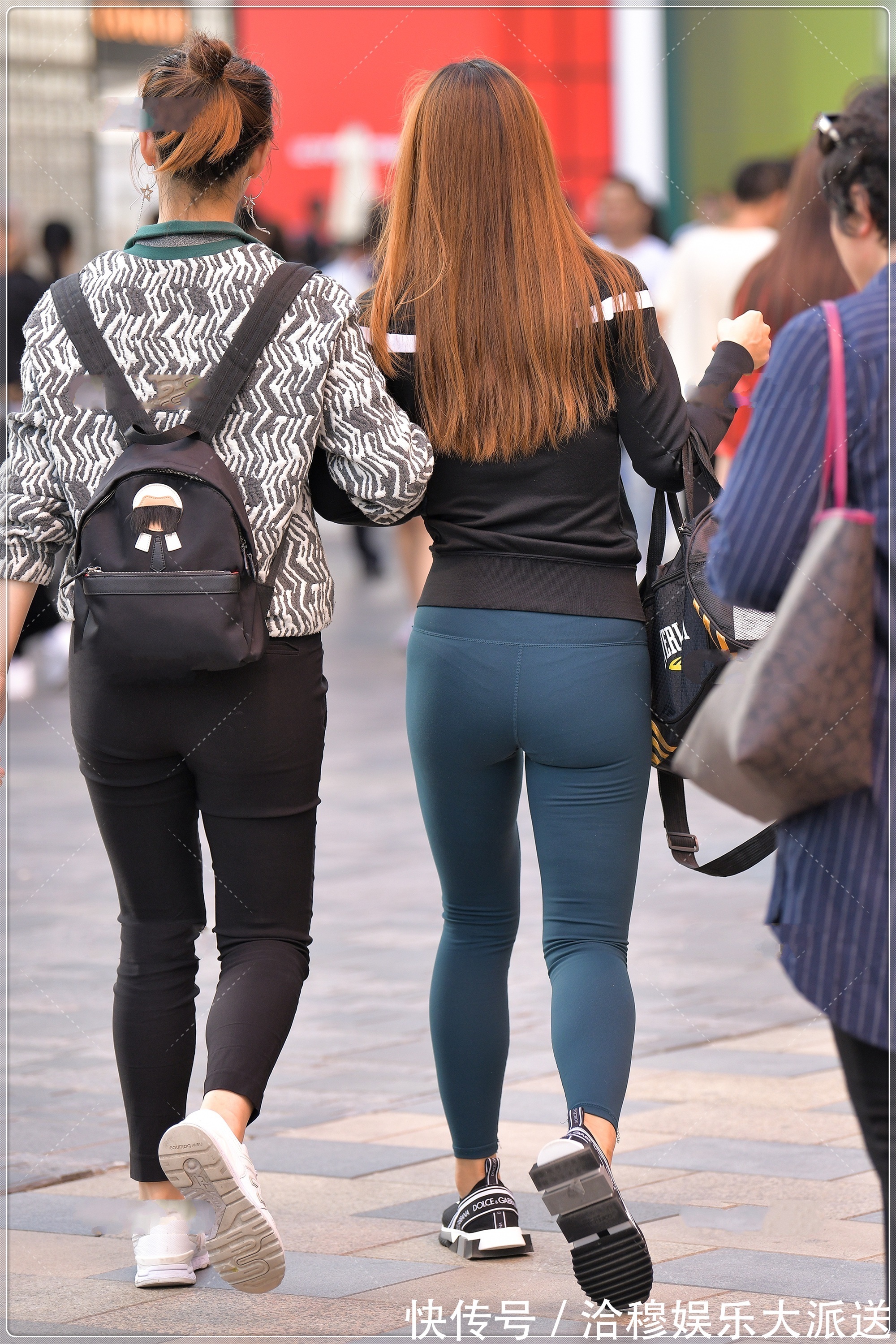 热爱运动 黑色运动服搭配藏青色瑜伽裤,简约大气,深色系更显独特魅力