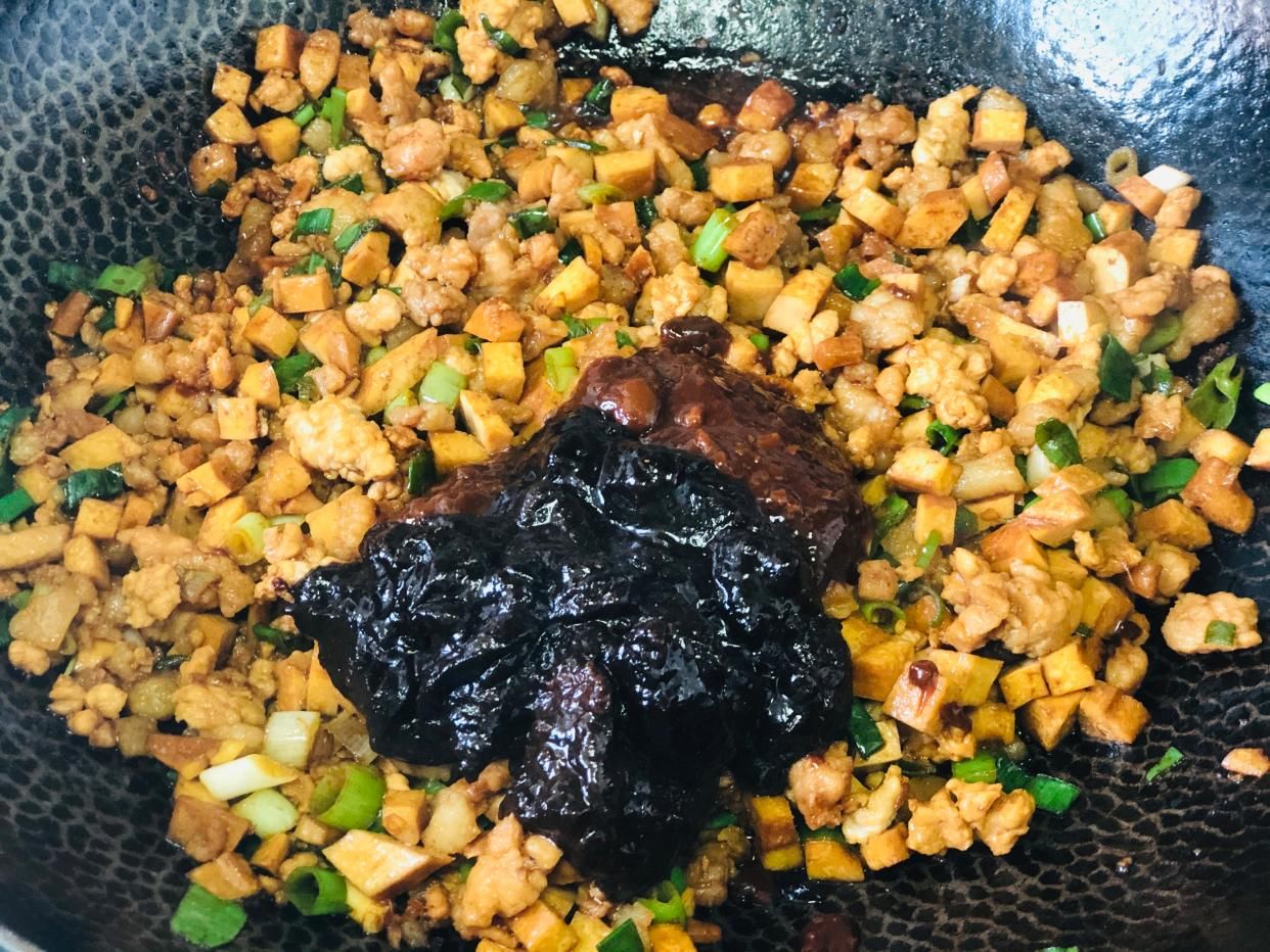 炸酱面|做炸酱面，豆瓣酱、甜面酱选哪个？很多人做错，难怪炸酱吃着不香