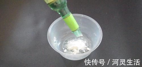 塑料打包盒不要扔, 放在卫生间里有大用处, 能帮家里省下不少钱