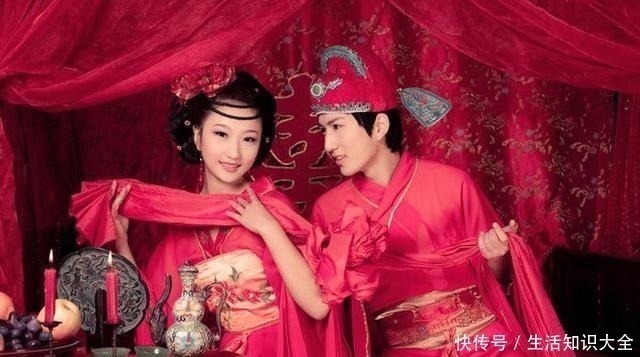 吊钱|乾隆一上联“三个铜钱贺礼,嫌少勿收,收则爱财”,下联绝了!