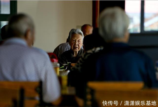 早年不肯帮子女带娃的父母，如今多半面临这3大难题，现实太扎心