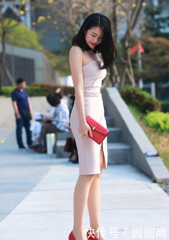 街拍猎奇:身材超好的小姐姐气质裙装配红色高跟美翻了