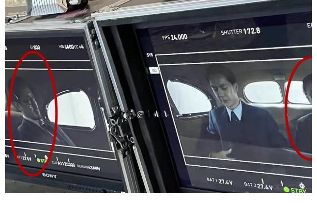 疑王一博新电影被路透，深蓝西装配大背头很紧张