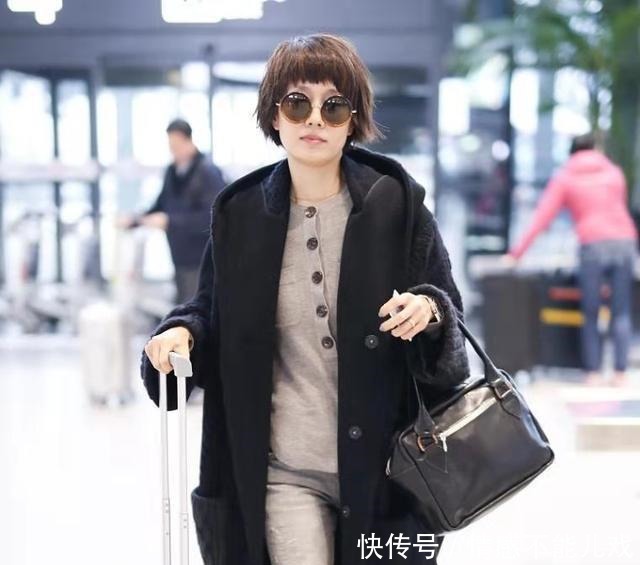 马伊琍把带帽风衣穿火了,内搭素色打底简约大气,40岁女人太适用